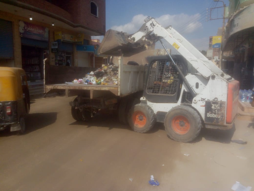 الأجهزة التنفيذية لمحافظة الإسماعيلية تشن حملة نظافة فى الشوارع (1)