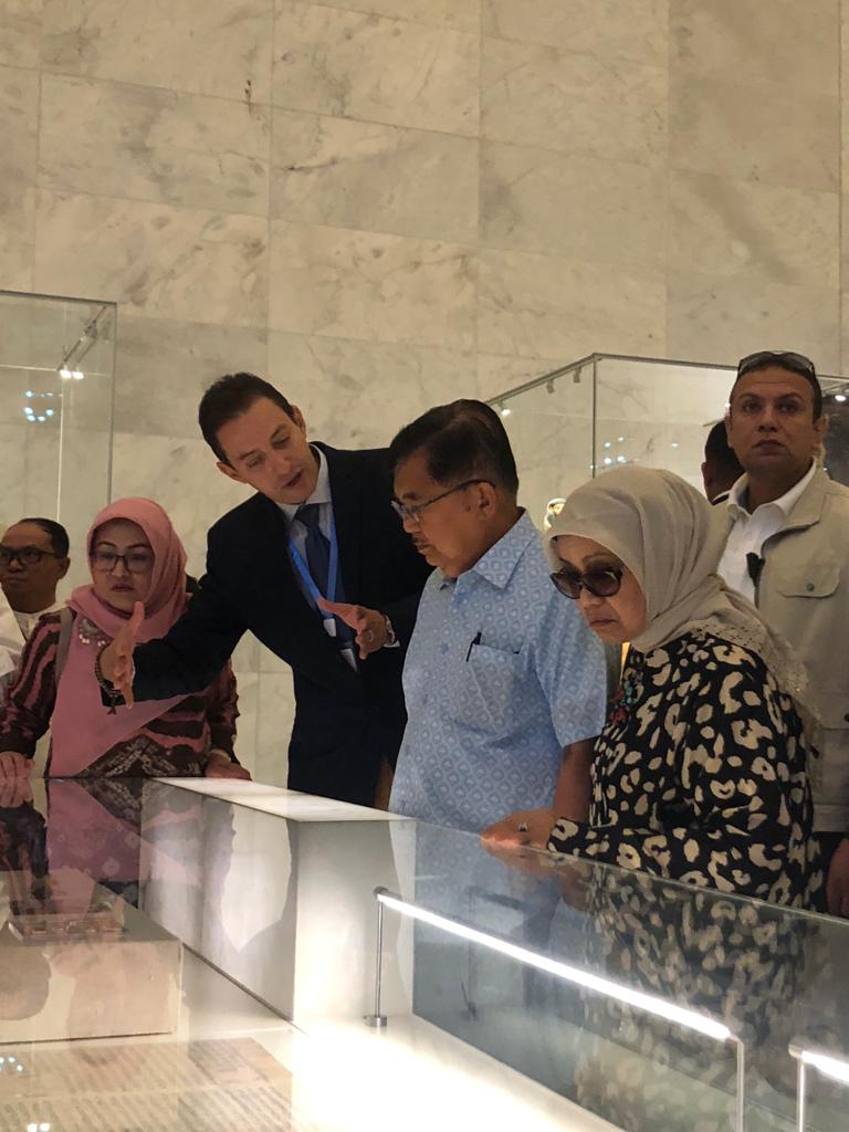 نائب رئيس جمهورية اندونيسيا خلال تعرفه على القطع الأثرية