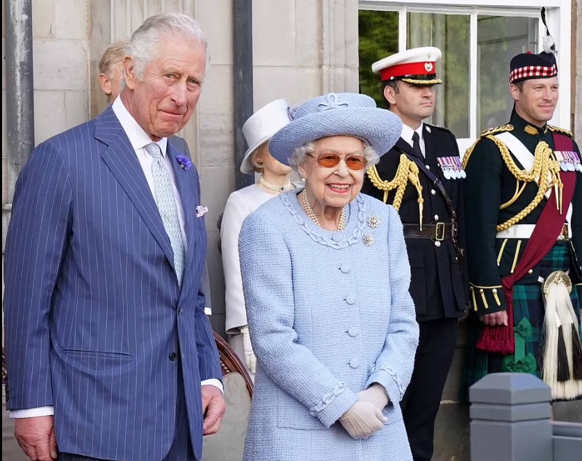 الملكة الراحلة اليزابيث والملك تشارلز