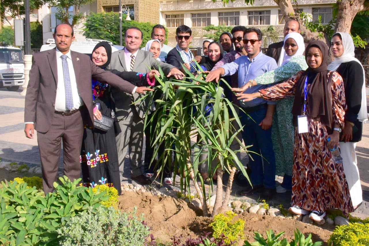 نائب محافظ الأقصر يشارك فى زراعة شجرة بإسم الدول العربية