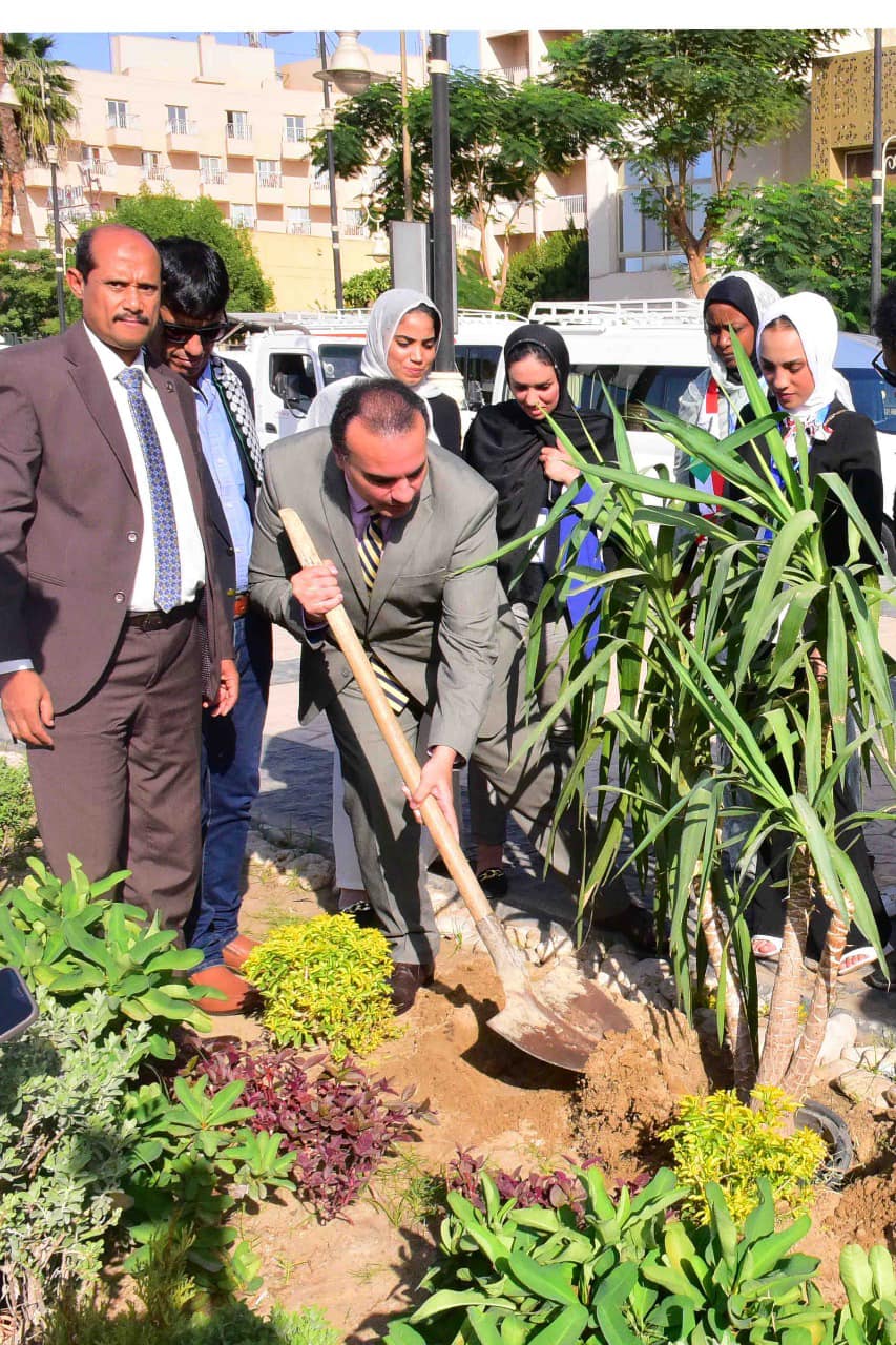 نائب محافظ الأقصر يشارك فى زراعة شجرة مع شباب الدول العربية