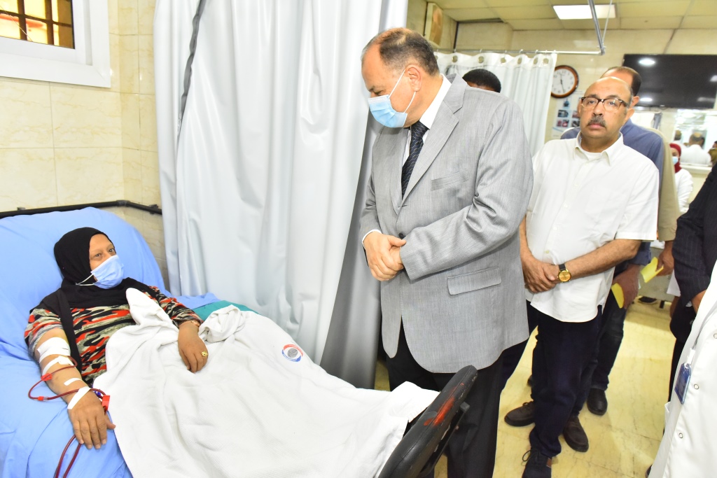 محافظ أسيوط يتفقد سير العمل بأقسام مستشفى المبرة للتأمين الصحى (12)