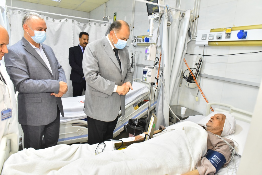 محافظ أسيوط يتفقد سير العمل بأقسام مستشفى المبرة للتأمين الصحى (6)