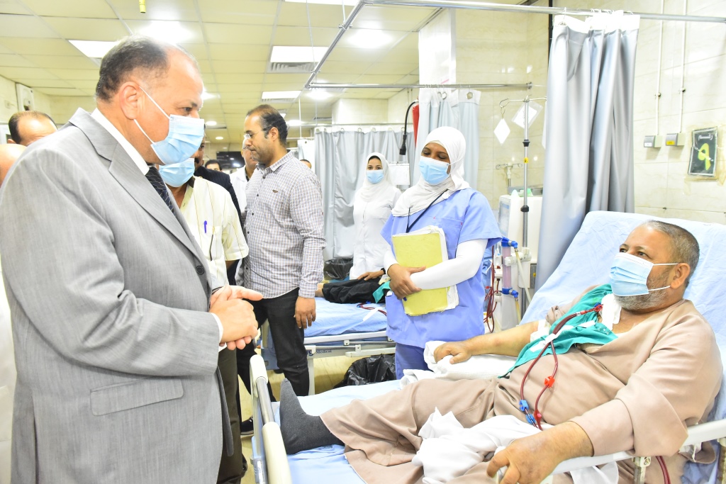 محافظ أسيوط يتفقد سير العمل بأقسام مستشفى المبرة للتأمين الصحى (13)