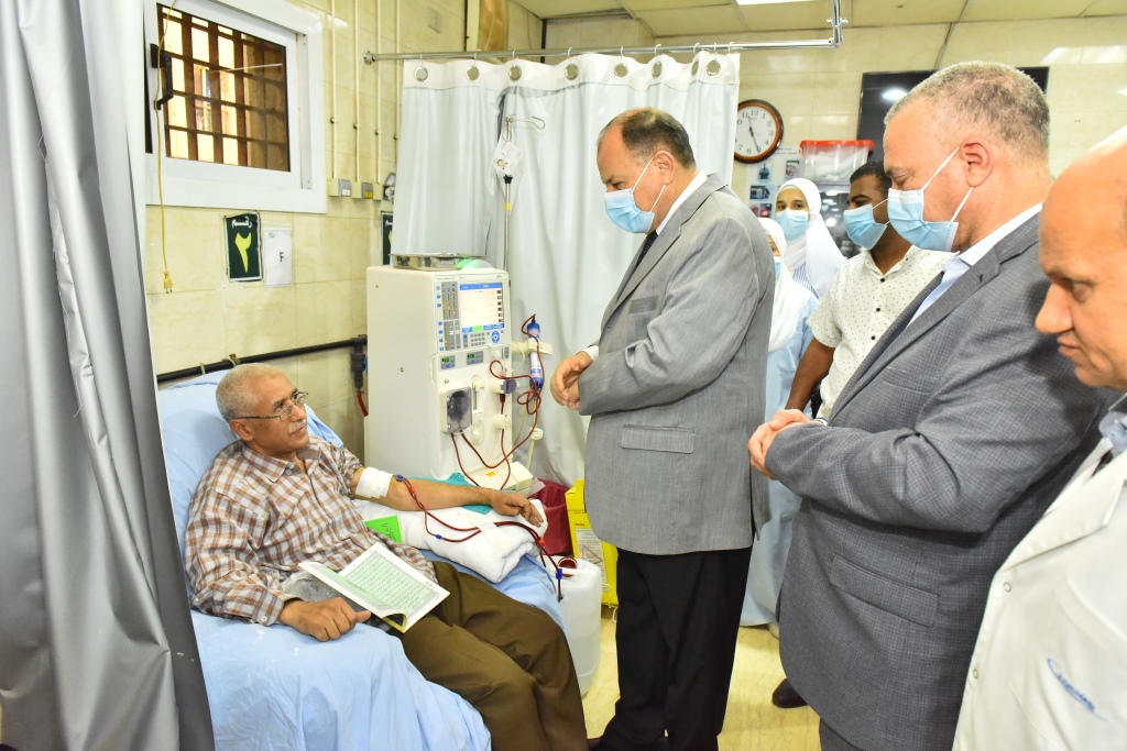 محافظ أسيوط يتفقد سير العمل بأقسام مستشفى المبرة للتأمين الصحى (11)