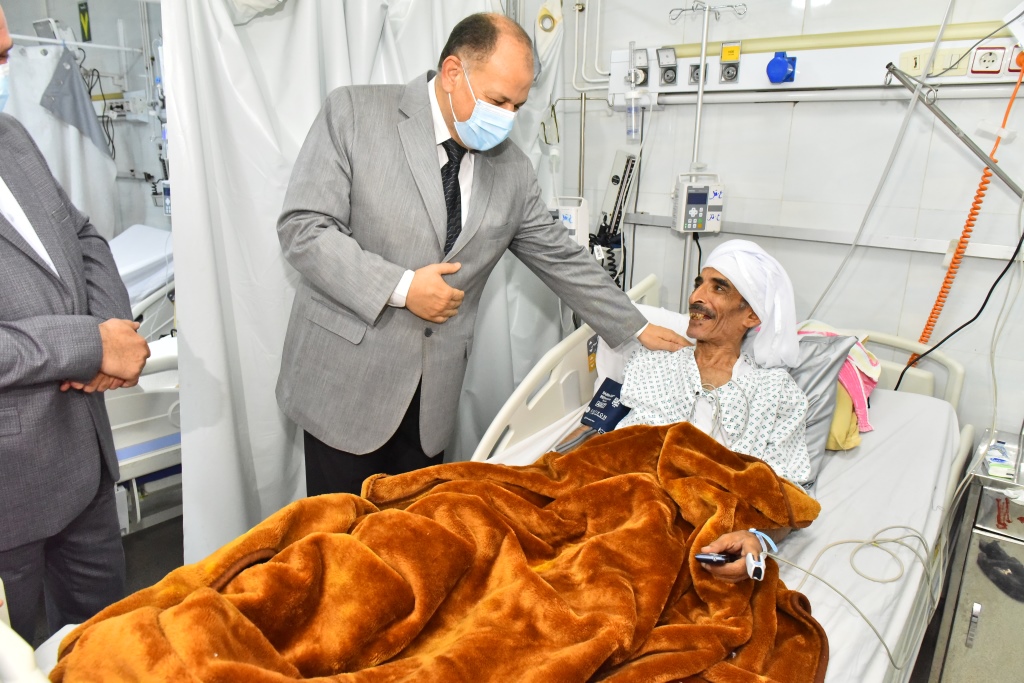 محافظ أسيوط يتفقد سير العمل بأقسام مستشفى المبرة للتأمين الصحى (7)