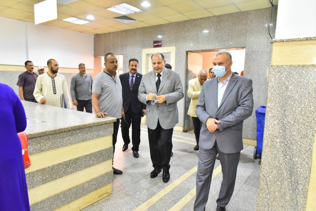 محافظ أسيوط يتفقد سير العمل بأقسام مستشفى المبرة للتأمين الصحى (2)