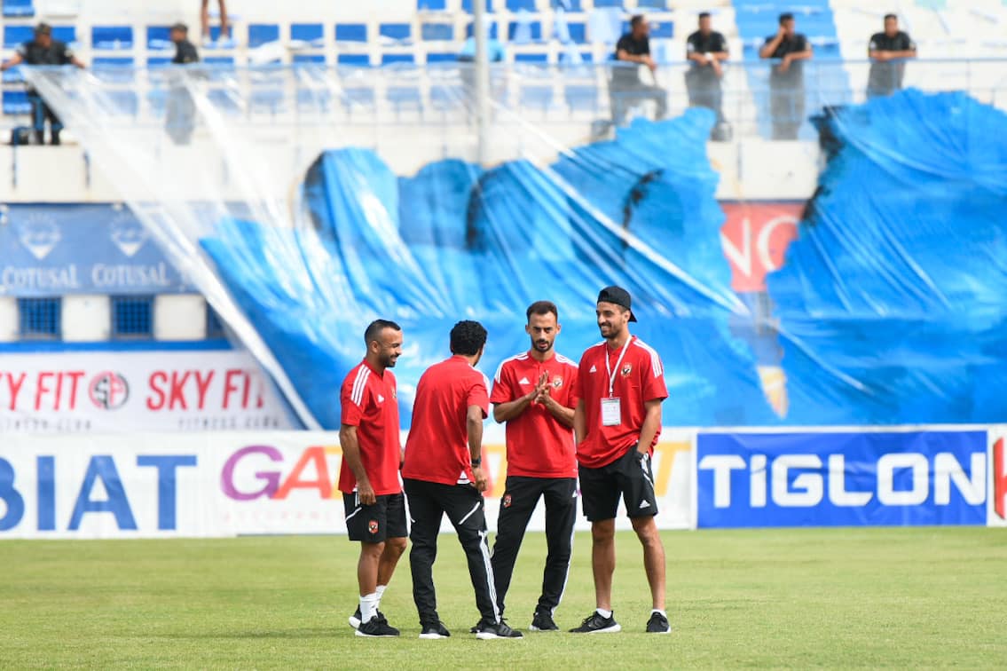 لاعبو الاهلي في ملعب المباراة