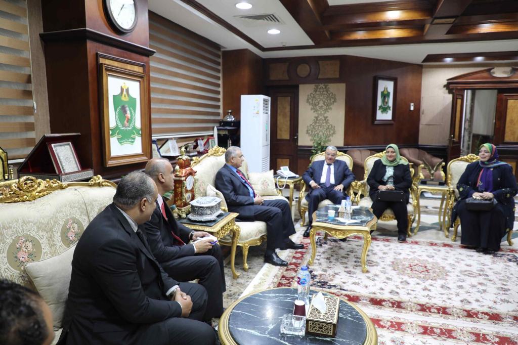 محافظ المنيا يستقبل مدير صندوق مكتبات مصر العامة (2)