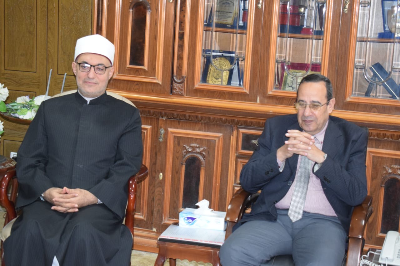 محافظ شمال سيناء يستقبل الأمين العام لمجمع البحوث الإسلامية (1)