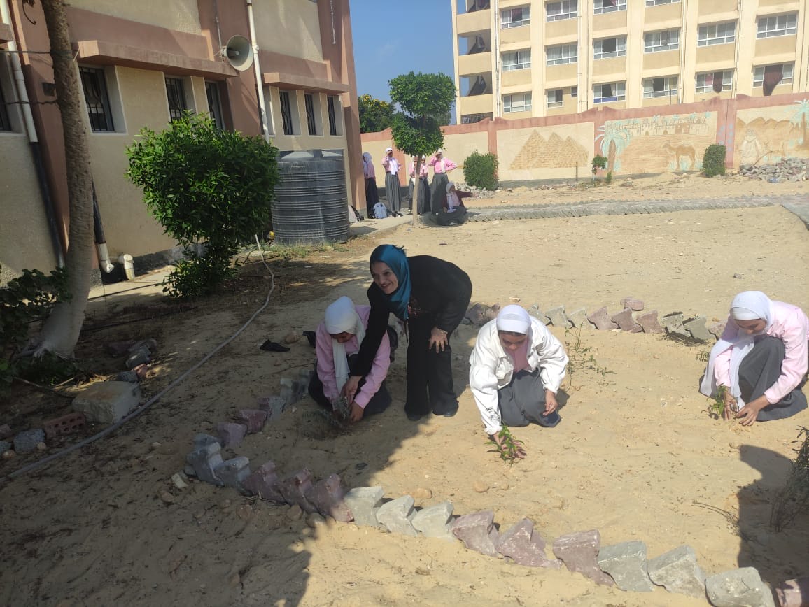 تواصل فعاليات إسبوع التغيرات المناخية بشمال سيناء بزراعة الأشجار فى المدارس والقرى (1)