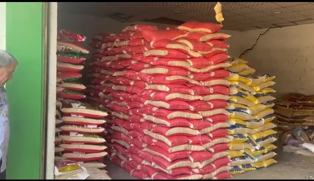 ضبط 66 طن أرز ومكرونة داخل مخزن بالجيزة