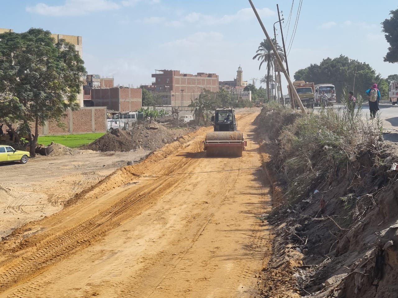 أعمال تطوير ورصف طريق طراد النيل بمركز أوسيم