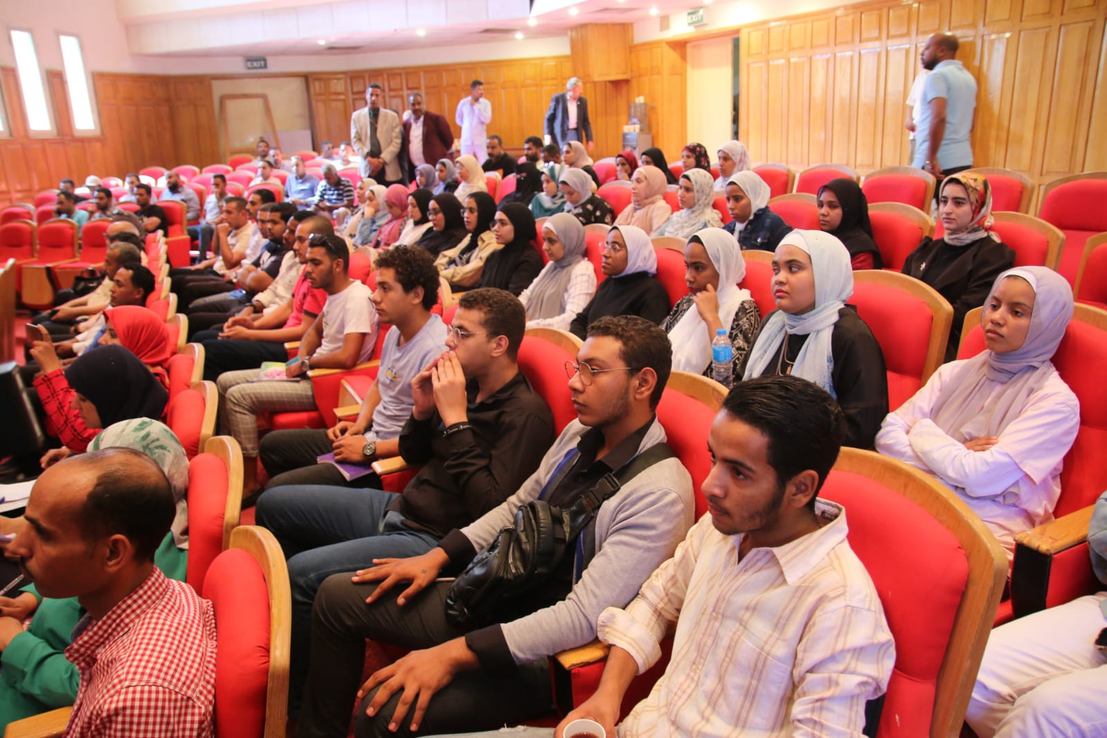طلاب الجامعة يشاركون بندوة عن التغيرات المناخية بمدينة طيبة