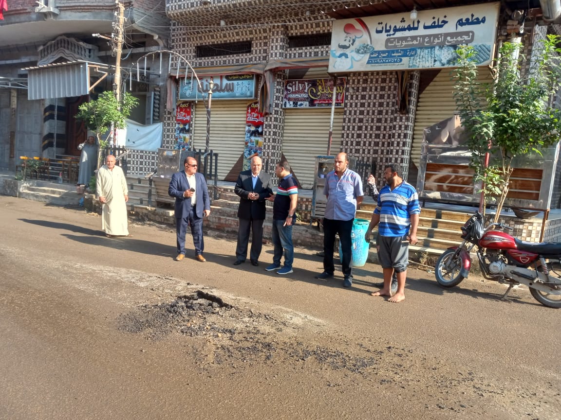 رئيس مدينة المحلة يتابع أعمال إصلاح كسر خط مياه الشرب بقرية نمرة البصل (1)
