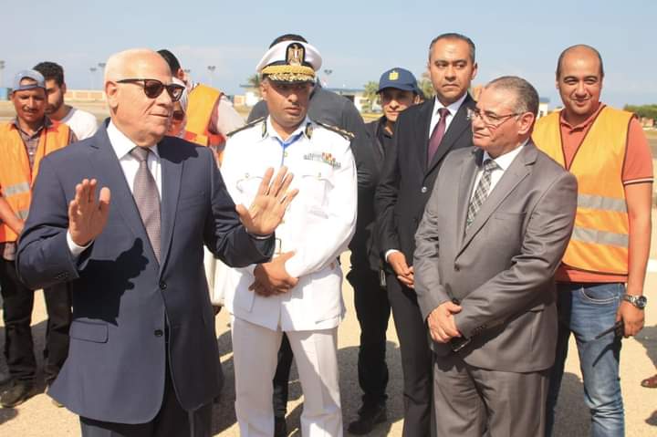 المحافظ مع مدير مطار بورسعيد  والأجهزة المعنية