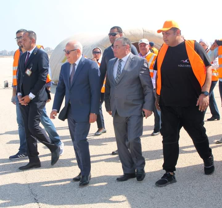 محافظ بورسعيد ورئيس قطاع المطارات  أثناء المناورة