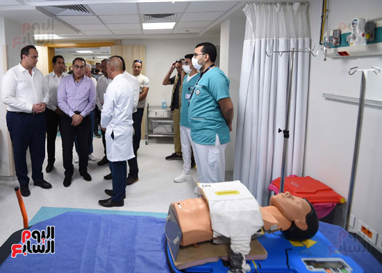 رئيس الوزراء يطمئن على التجهيزات والاستعدادات النهائية بمستشفى شرم الشيخ (11)