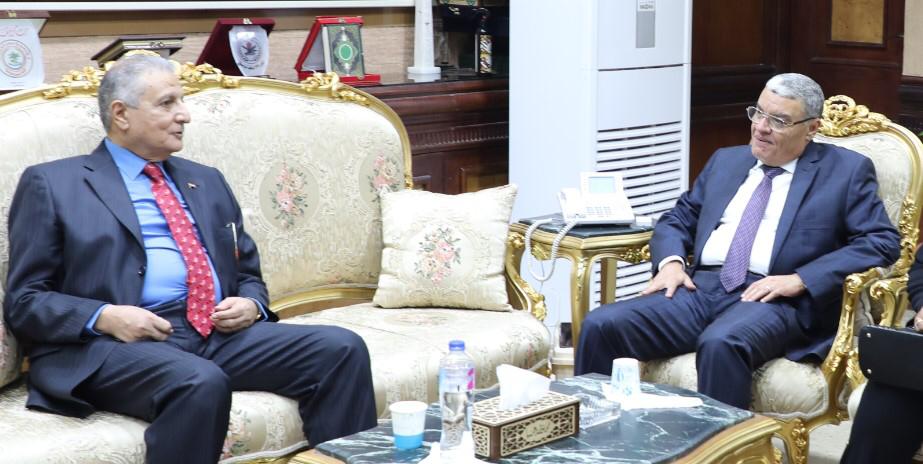 محافظ المنيا يستقبل مدير صندوق مكتبات مصر العامة (1)