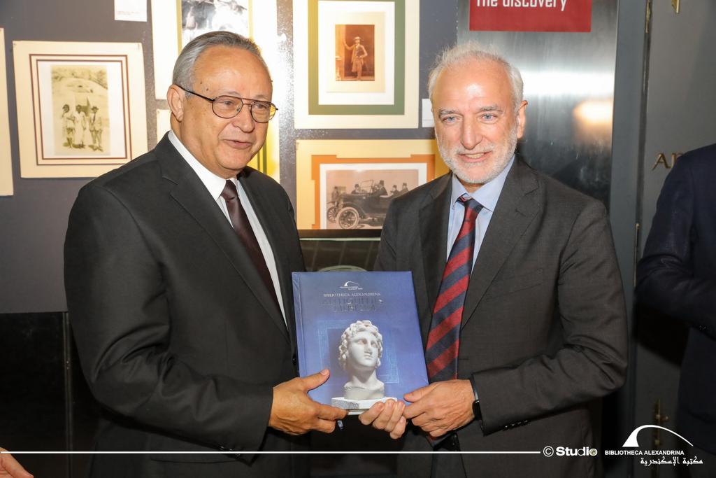 سفارة إيطاليا تهدي مكتبة الإسكندرية أول أشعة سينية لقناع توت عنخ آمون (1)