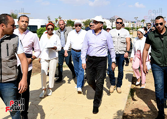 رئيس الوزراء يتابع أعمال تطوير ميدان السلام بشرم الشيخ والمنطقة المحيطة     (1)
