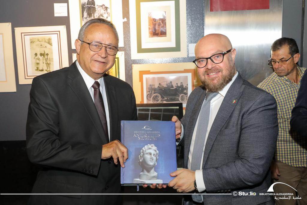 سفارة إيطاليا تهدي مكتبة الإسكندرية أول أشعة سينية لقناع توت عنخ آمون (2)