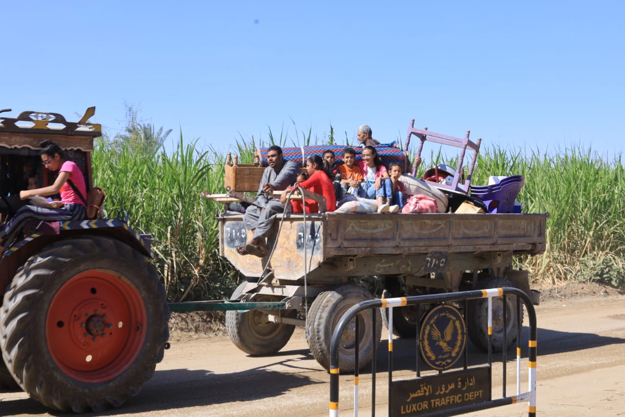 وصول إحدي الأسر على جرار زراعى للتخييم بالدير