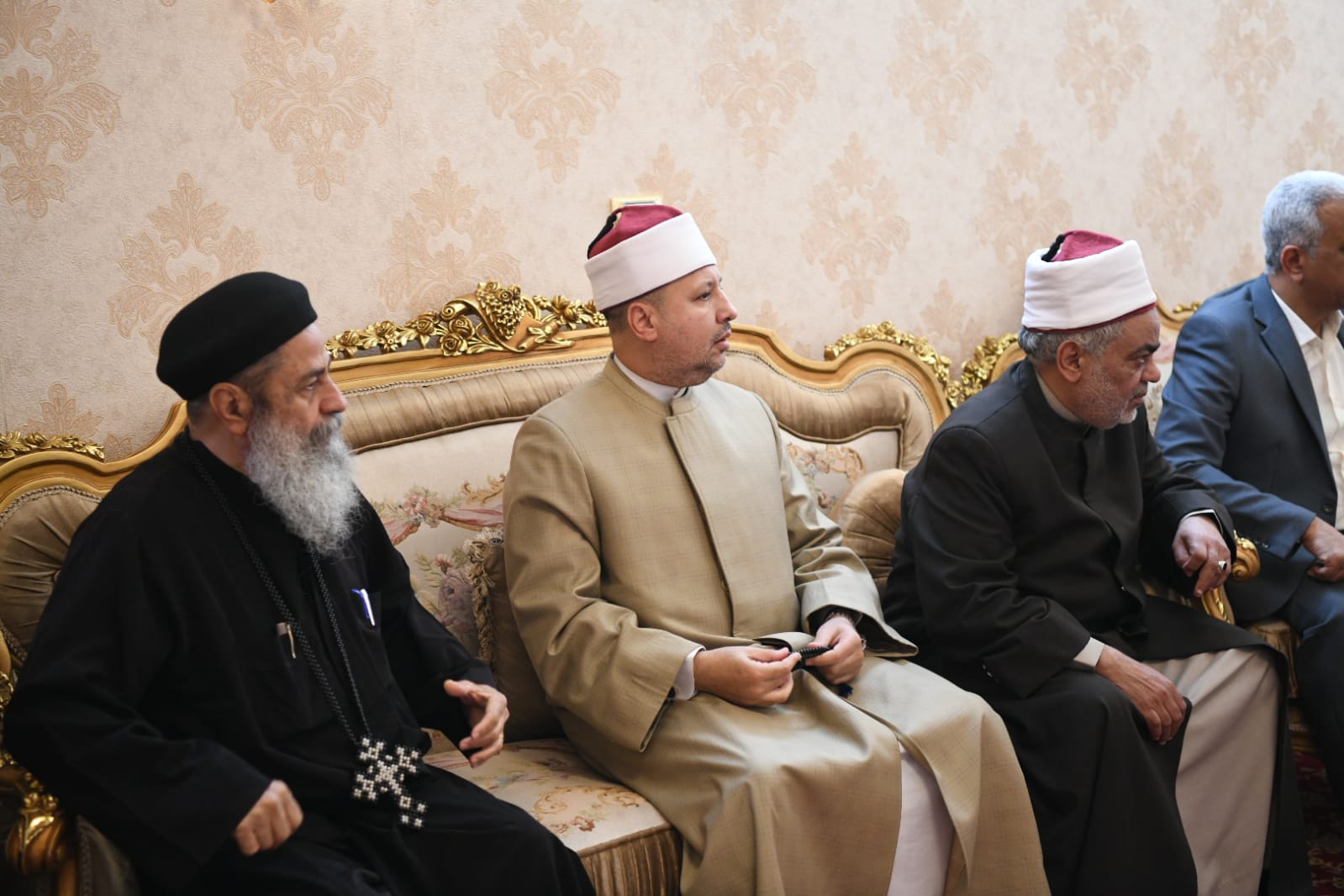 محافظ قنا يشارك الأقباط احتفالات مارجرجس (3)