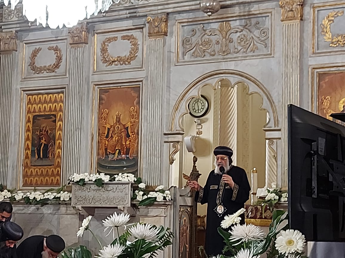 البابا داخل الكنيسة