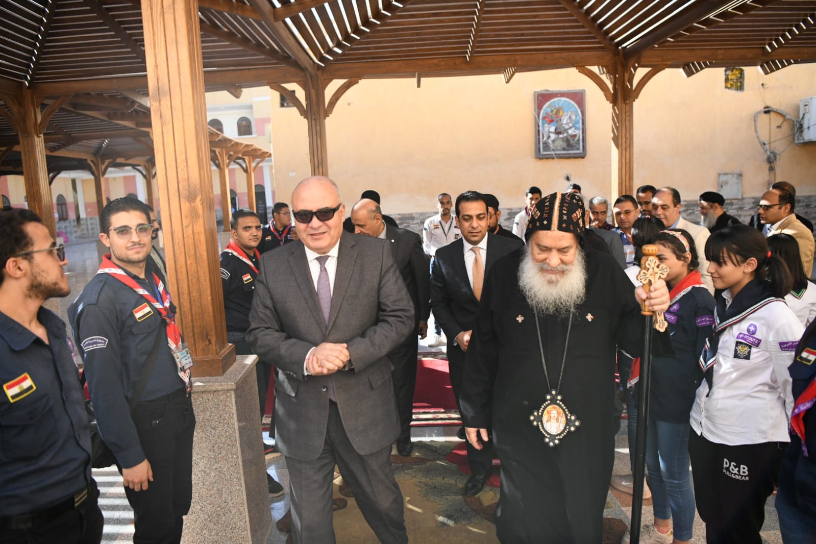 محافظ قنا يشارك الأقباط احتفالات مارجرجس (4)