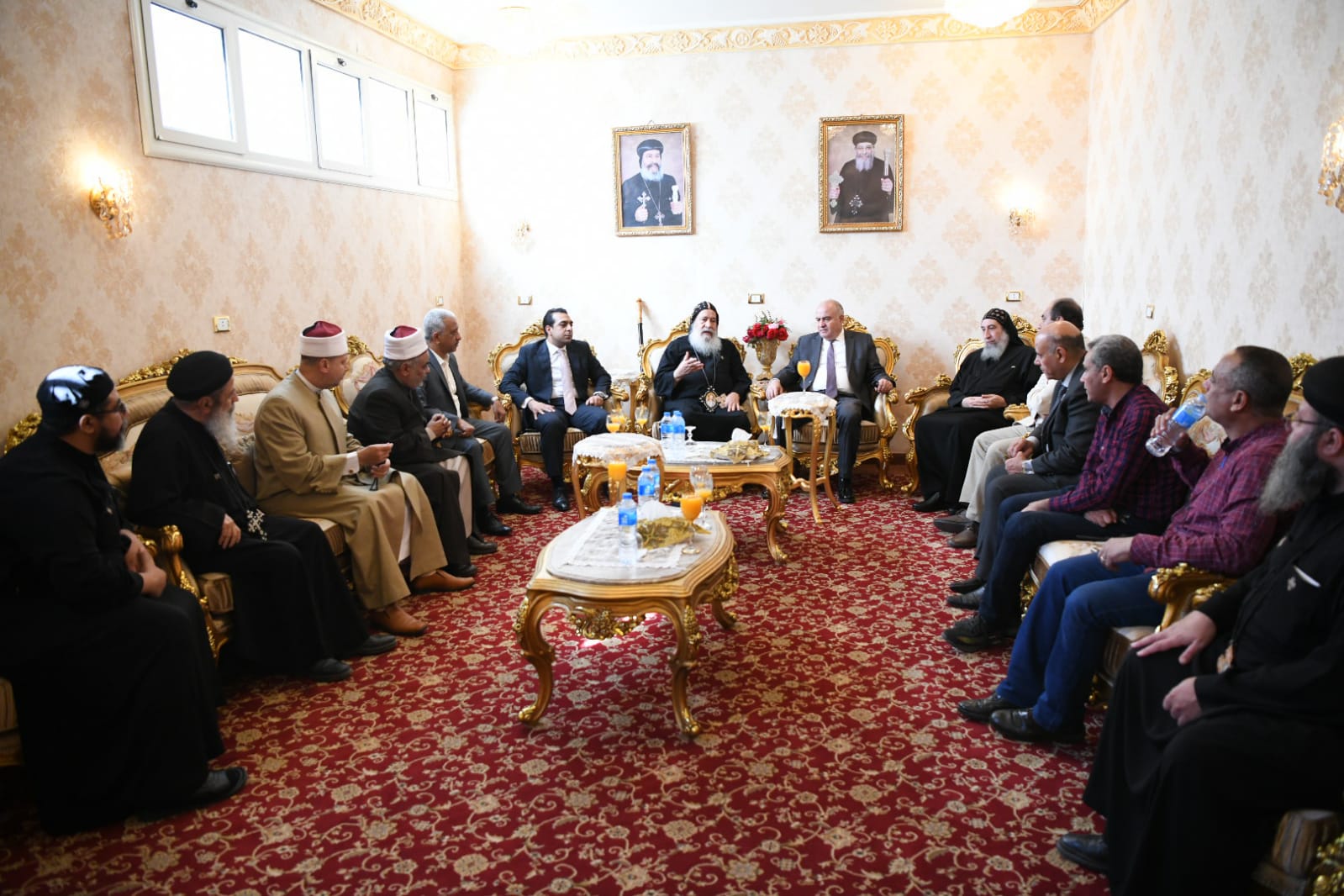 محافظ قنا يشارك الأقباط احتفالات مارجرجس (2)