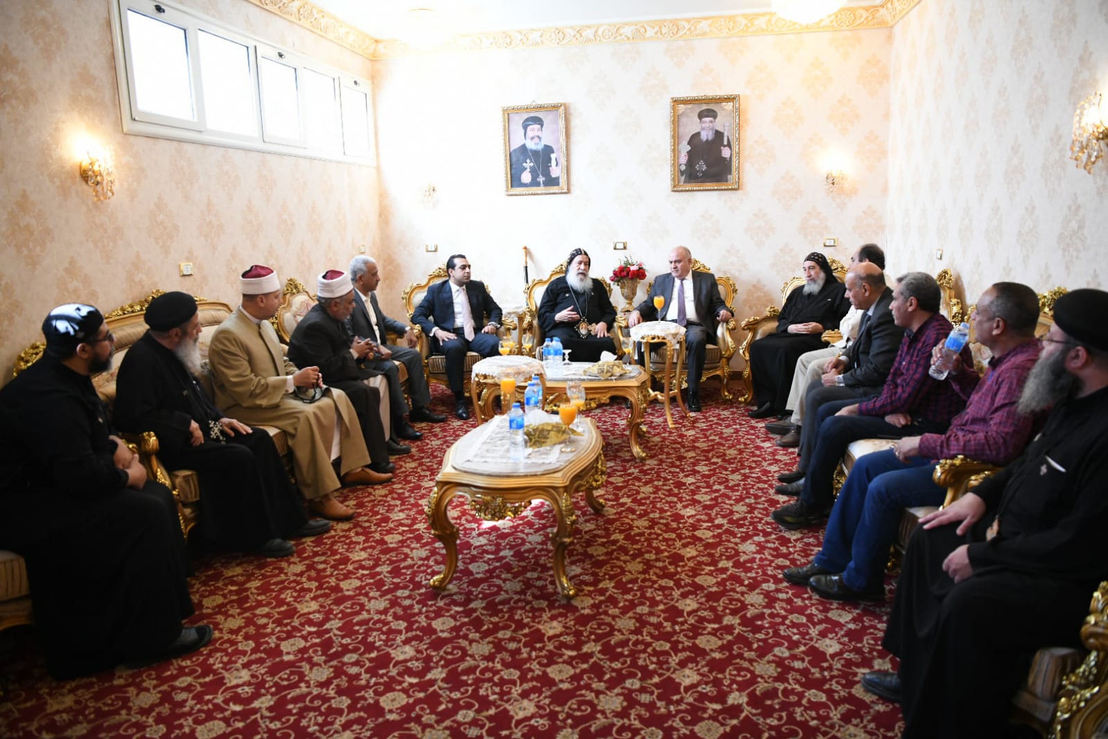 محافظ قنا يشارك الأقباط احتفالات مارجرجس (1)