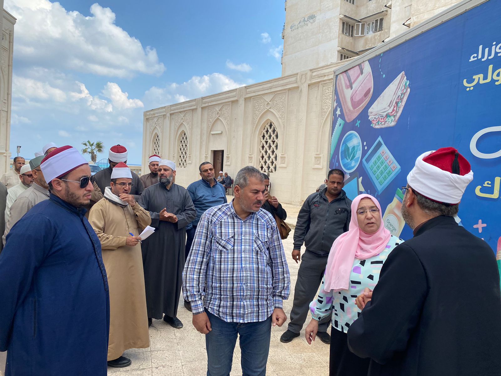 جانب من تقديم المساعدات (1)