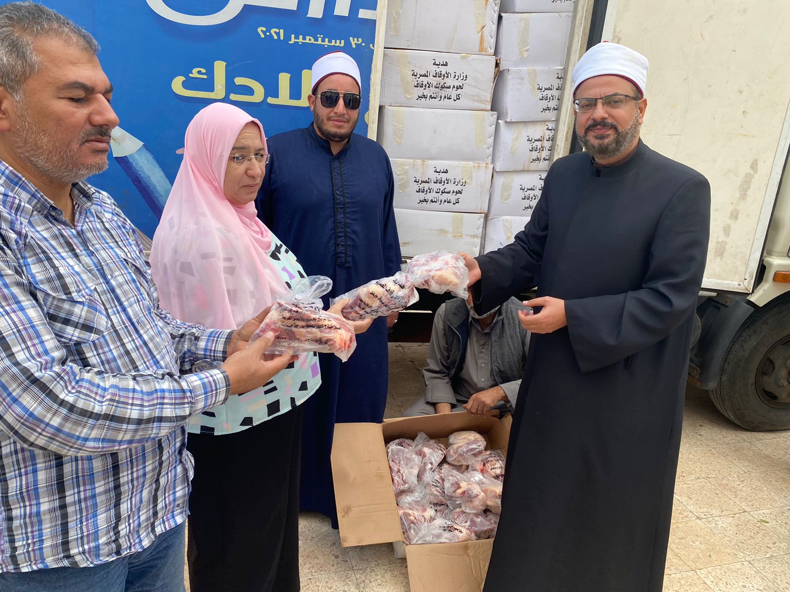 جانب من تقديم المساعدات (2)