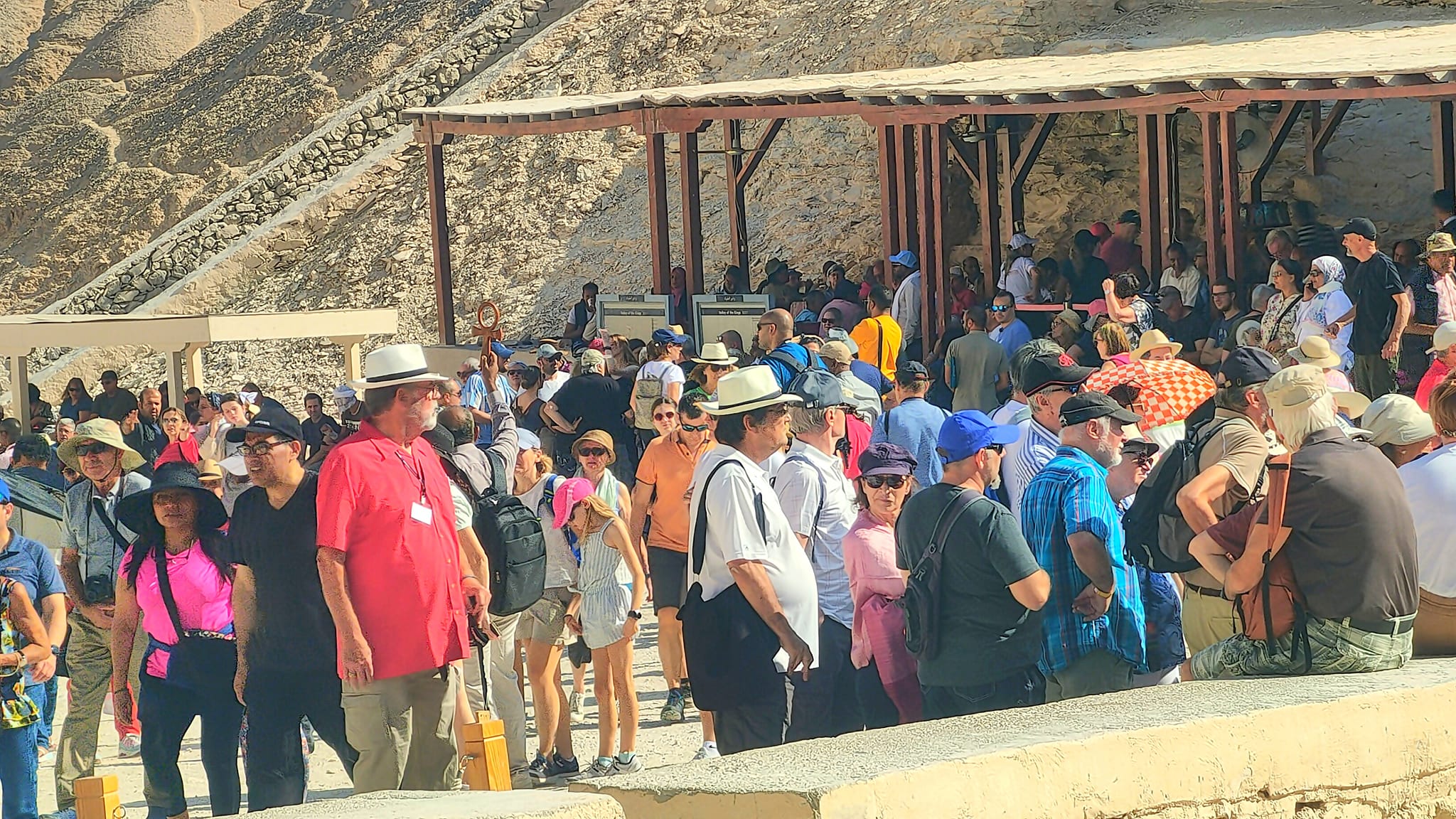 السياح يتوافدون على المقابر بالبر الغربي