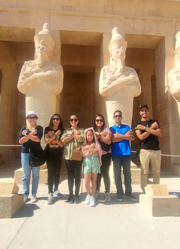 سعادة السياح مع تماثيل ملوك الفراعنة