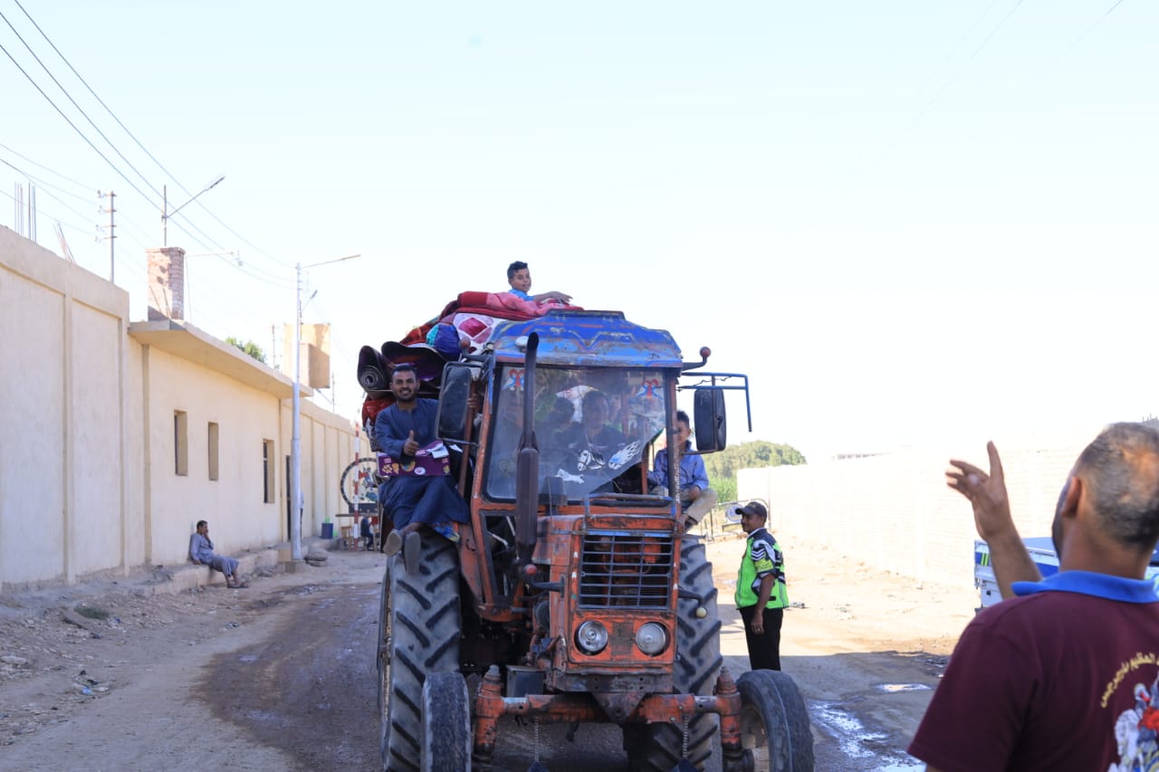 أهالى الأقصر يتوافدون على الدير للتخييم