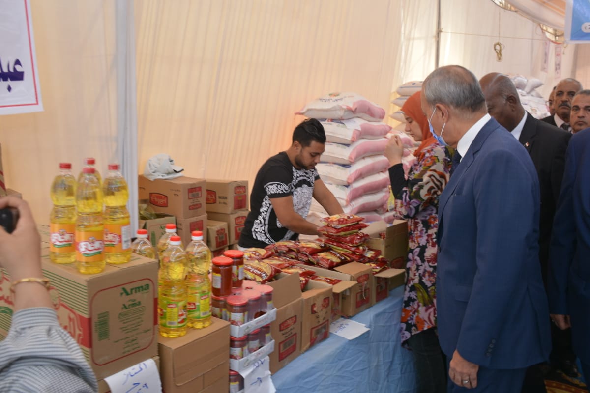 محافظ القليوبية يفتتح معرض السلع الغذائية بمدينة طوخ بأسعار مخفضة (4)