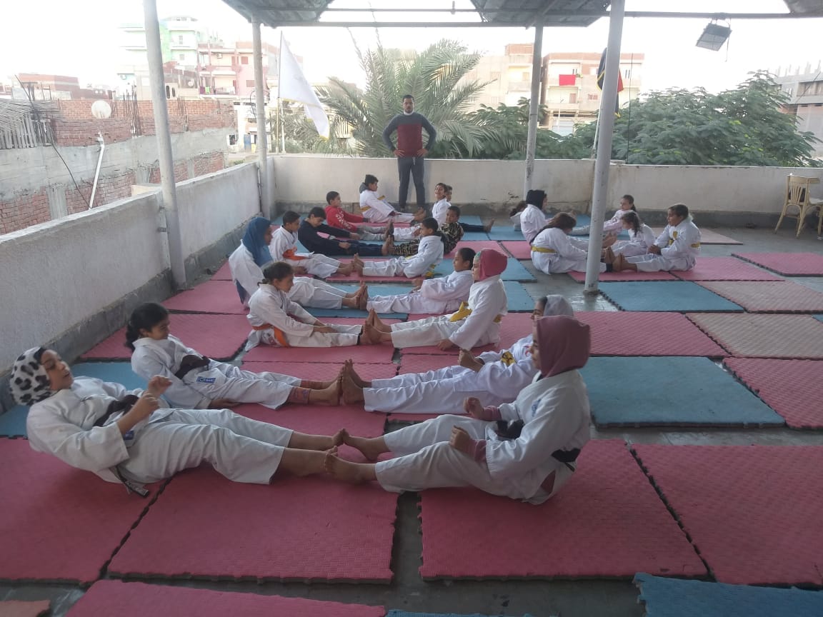 فتيات تمارسن التمارين الرياضية فتيات تمارسن التمارين الرياضية