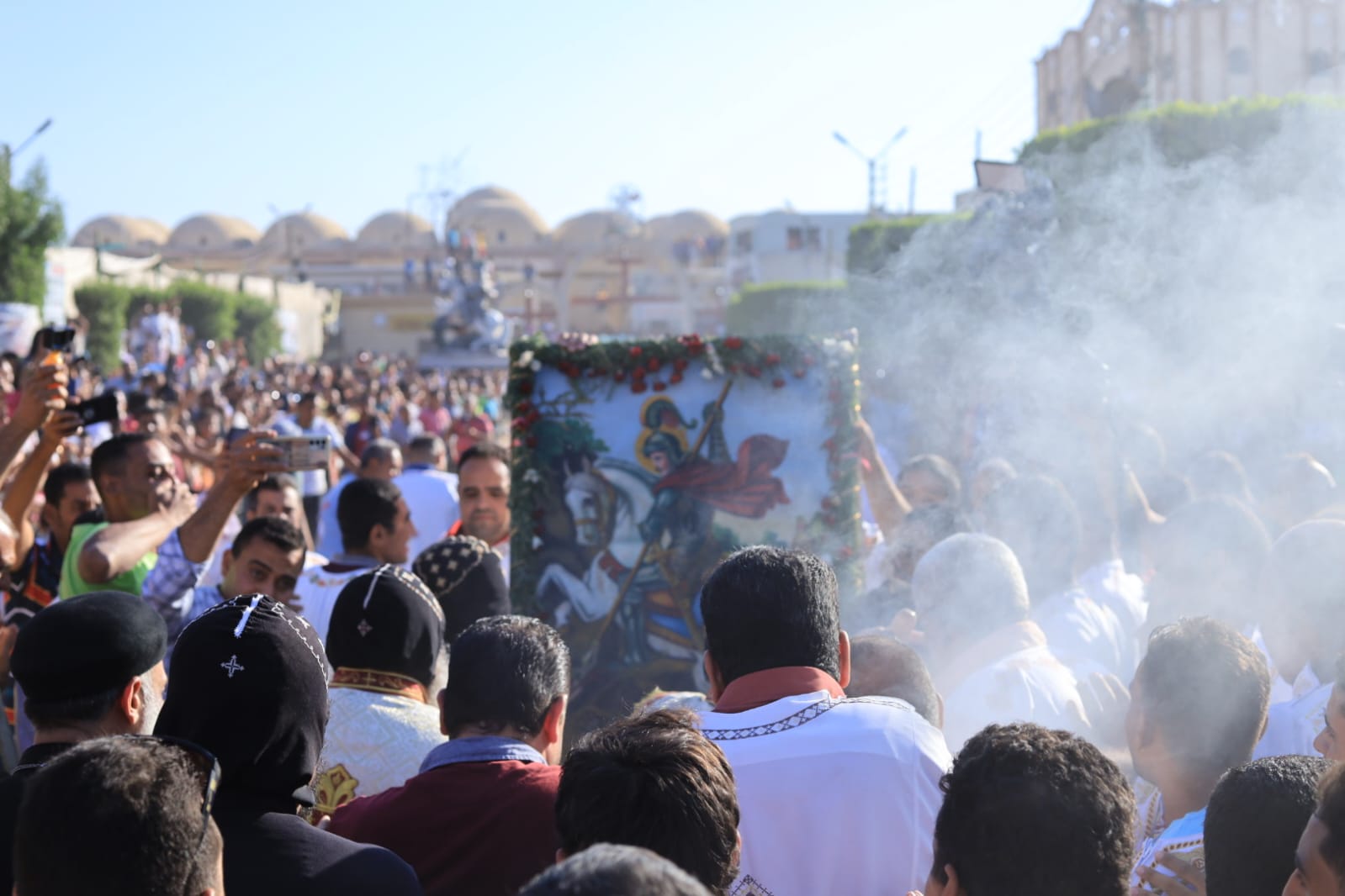 احتفالات وزفة مبهجة بحضور الآلاف من شعب الكنيسة  (7)