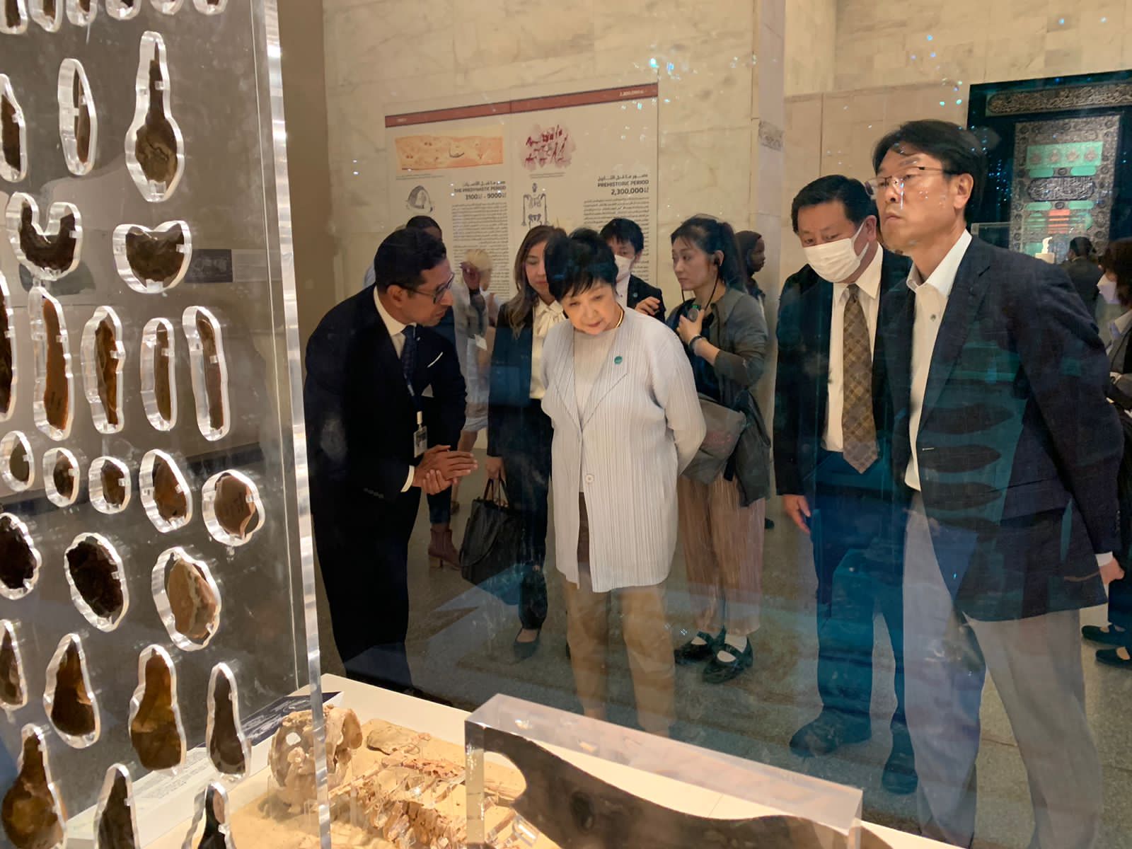 محافظ طوكيو تشاهد القطع الأثرية بمتحف الحضارة