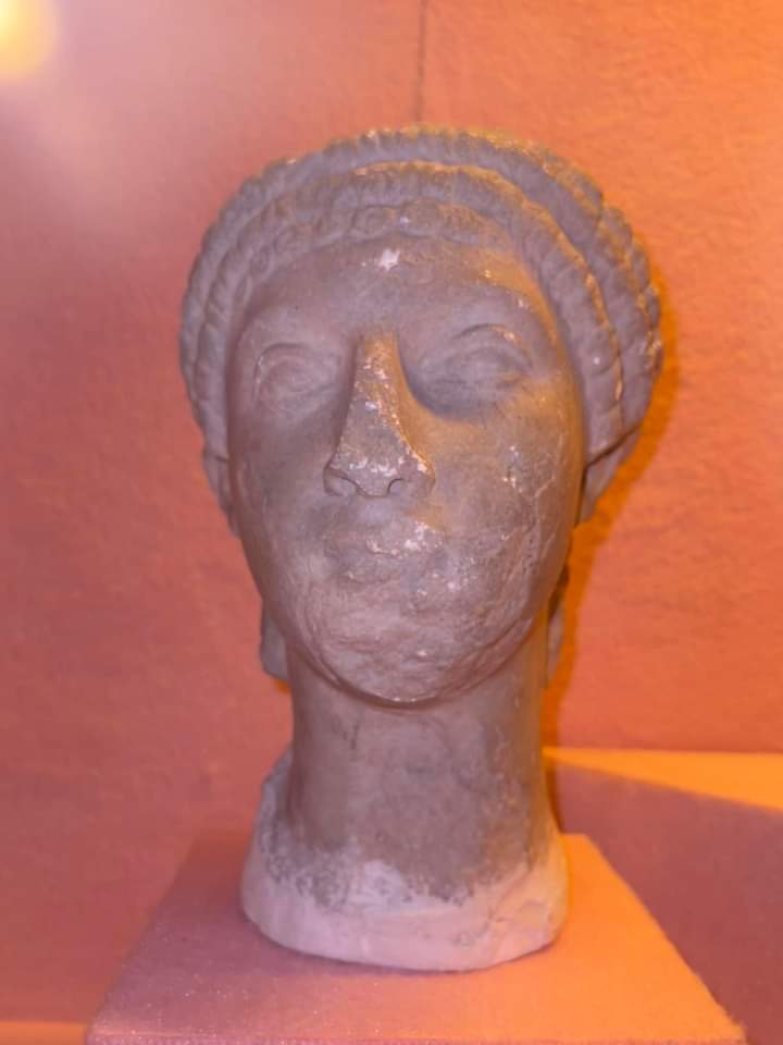 تمثال الرأس الرخامة بمتحف الغردقة 