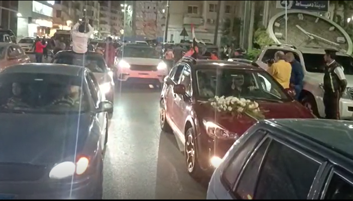 أطفال وسيدات وشباب وكبار السن يشاركون فى مسيرات لدعم الرئيس السيسى فى دمياط (5)