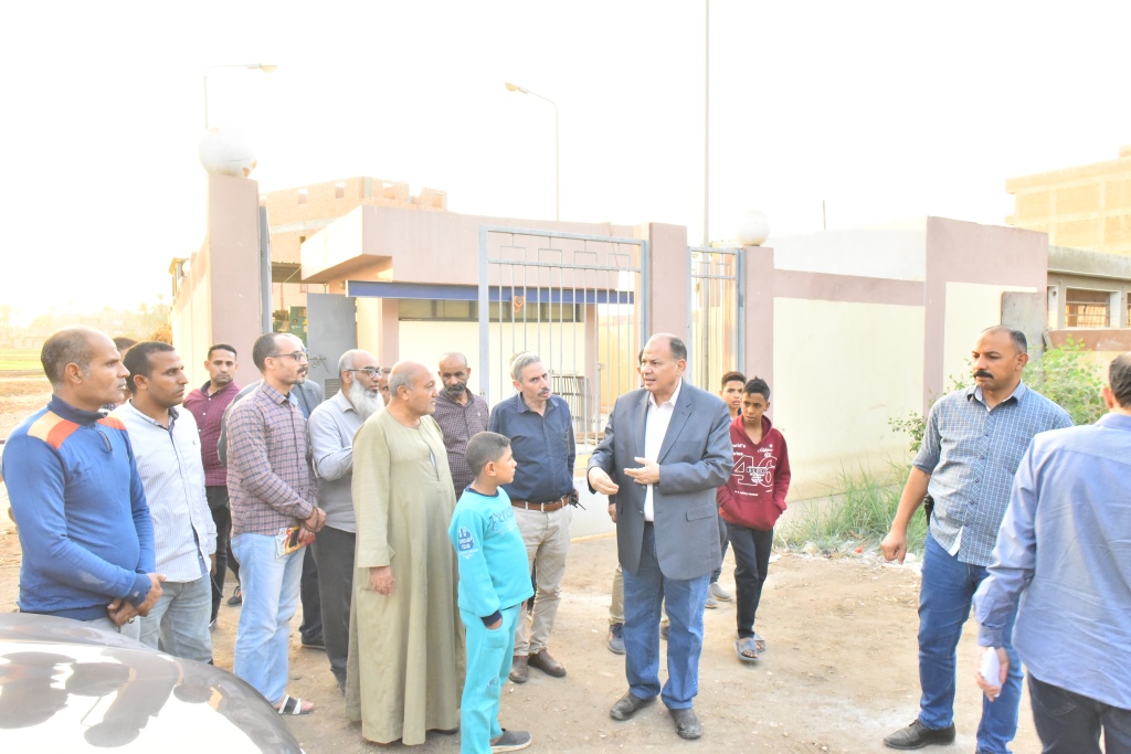 محافظ أسيوط يتفقد أعمال تنفيذ محطة رفع صرف صحى مساكن كوم أبو شيل (2)