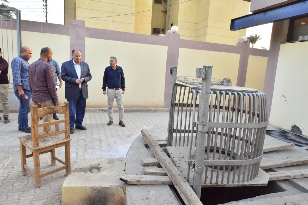 محافظ أسيوط يتفقد أعمال تنفيذ محطة رفع صرف صحى مساكن كوم أبو شيل (3)