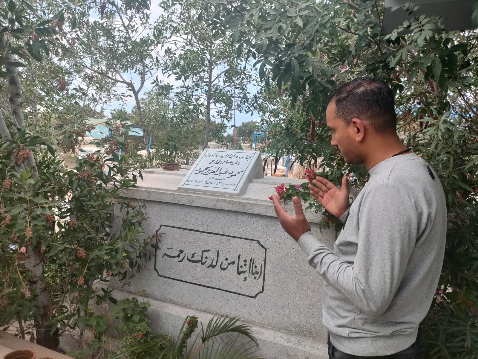 أحد المواطنين يقرا الفاتحة علي روح الفنان محمود عبدالعزيز