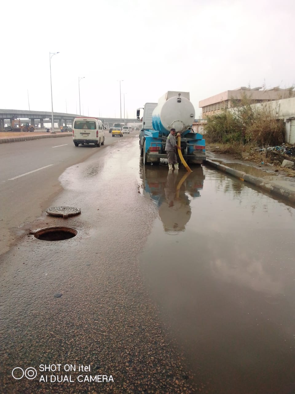 سيارات شركة الصرف الصحى ترفع مياه الامطار (1)