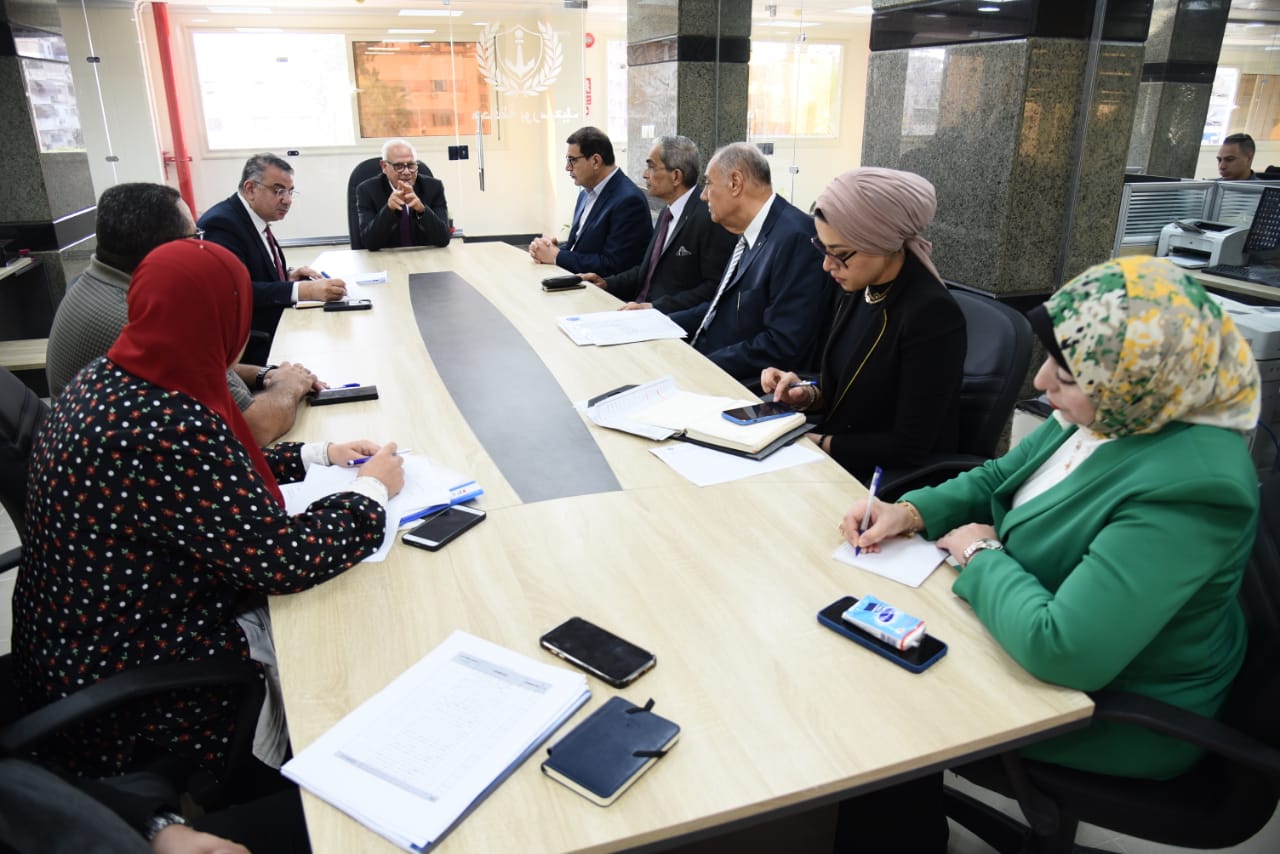 محافظ بورسعيد واجتماع مع القيادات التنفيذية للتأكد من سرعة إنجاز العمل داخل الديوان العام