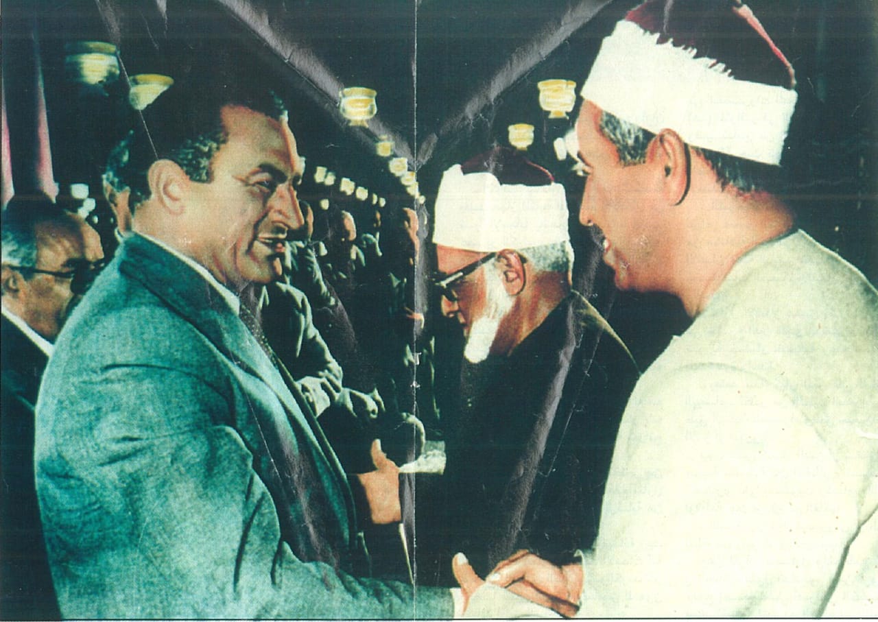 الطبلاوى يصافح الرئيس الراحل حسنى مبارك فى إحدى المناسبات