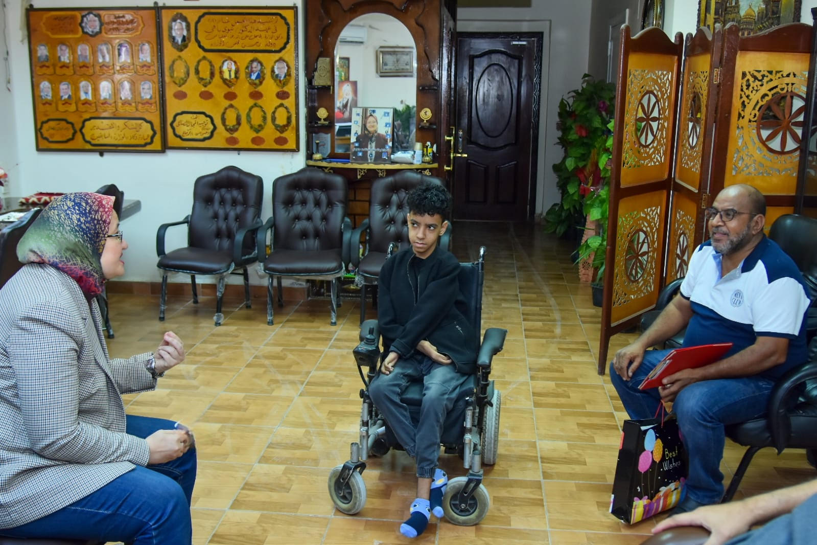 جانب من استقبال طالبا من ذوى الإعاقة  بمكتبها وتحقيق رغبته  لحرصه على تلقى العلم